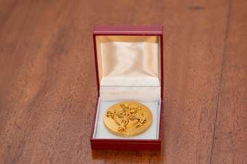 Morales recoge la Medalla de Oro de la Cámara por el servicio del Cabildo a la economía de la Isla (Foto TA)